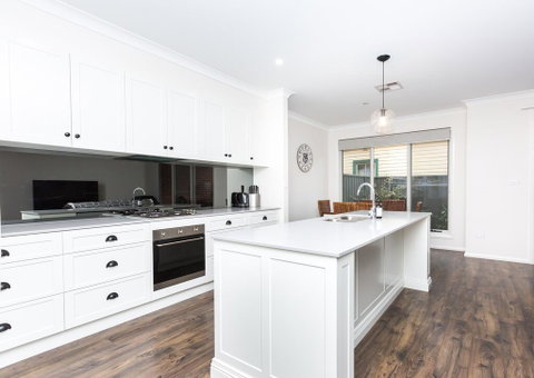 4 Bedroom Inner City Townhouse - SLEEPS 9 !! - Accommodation QLD 1