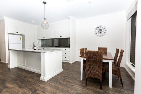 4 Bedroom Inner City Townhouse - SLEEPS 9 !! - Accommodation QLD 3
