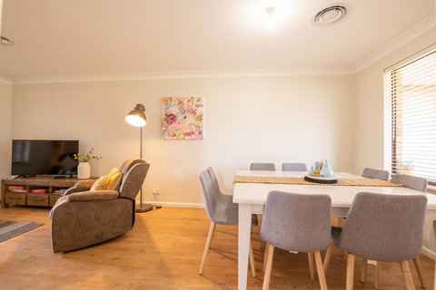 42 Rosemary Lane - Central Orange - Spacious Family Home - Quiet Lane - Accommodation QLD 3