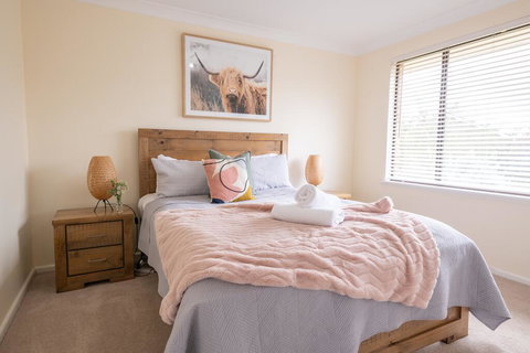 42 Rosemary Lane - Central Orange - Spacious Family Home - Quiet Lane - Accommodation QLD 0