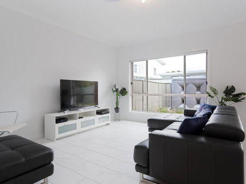 5B BENT STREET - LARGE HOUSE WITH DUCTED AIR CON, WIFI & FOXTEL - Accommodation QLD 1
