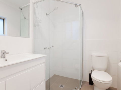 5B BENT STREET - LARGE HOUSE WITH DUCTED AIR CON, WIFI & FOXTEL - Accommodation QLD 3