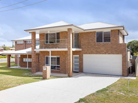 5B BENT STREET - LARGE HOUSE WITH DUCTED AIR CON, WIFI & FOXTEL - Accommodation QLD 0