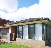 5Bed 2Bath Family House in Werribee - Accommodation QLD
