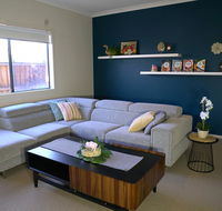 6 Bedrooms Contemporary Big House at Pakenhem - Accommodation QLD