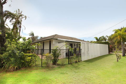 6 Petrie Ave, Marcoola, Pet Friendly, Linen Supplied - Accommodation QLD 2