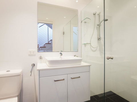 7 Judith Street - Stunning Duplex With Ducted Air - Accommodation QLD 3