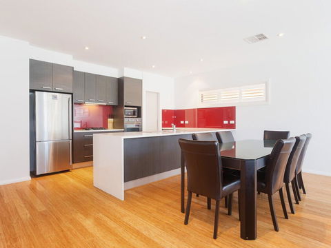 7a Judith Street - Stunning Duplex With Ducted Air Conditioning - Accommodation QLD 2