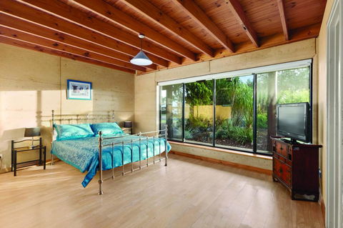 9 Marshall Street - Large Family Holiday Home Just Metres To The Beach - Accommodation QLD 2