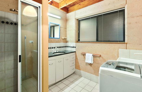 9 Marshall Street - Large Family Holiday Home Just Metres To The Beach - Accommodation QLD 3