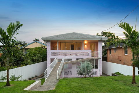 A PERFECT STAY - Sunset Beach - Riverside - Accommodation QLD 1