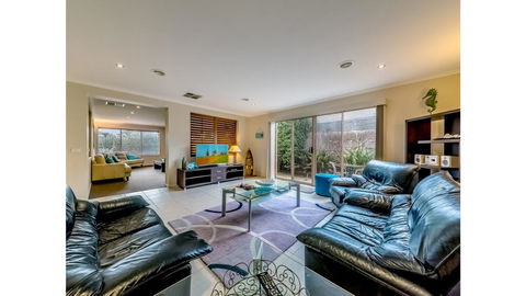 A TOUCH OF CLASS - PET FRIENDLY (OUTSIDE ONLY) - Accommodation QLD 1