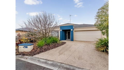 A TOUCH OF CLASS - PET FRIENDLY (OUTSIDE ONLY) - Accommodation QLD 0