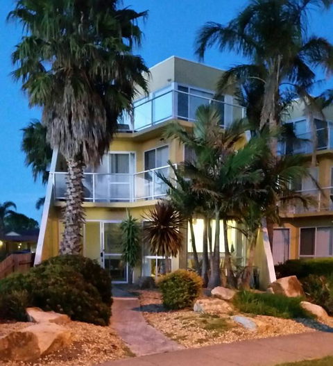 Abel Tasman On Esplanade - Accommodation QLD 3