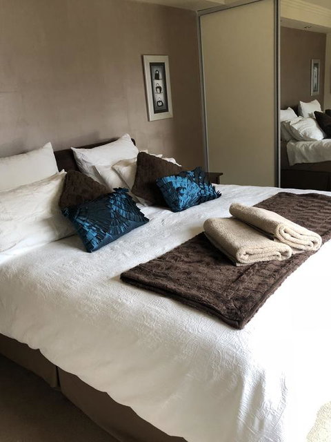 About Time Retreats- Studio Seven - Accommodation QLD 3