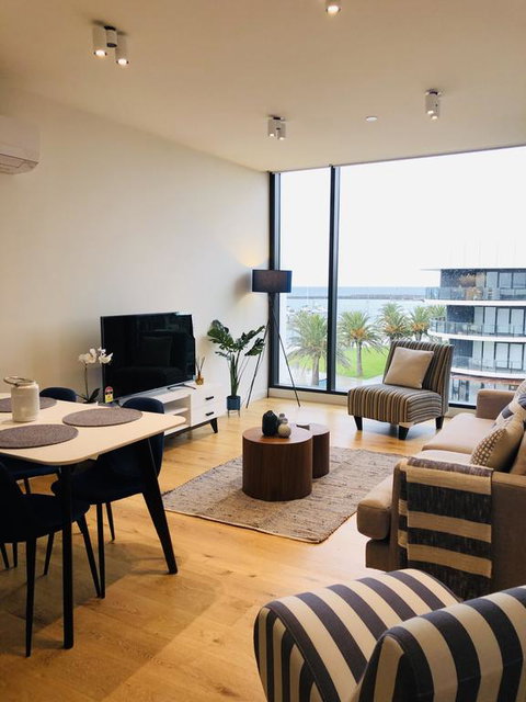 Absolute Waterfront Apt 319 Lighthouse - Accommodation QLD 3