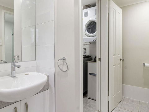 Across The Road From The Beach! - Accommodation QLD 1