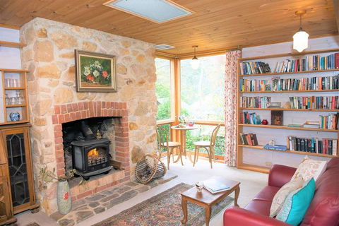 Adelaide Hills 'Camellia Cottage' - WiFi - Accommodation QLD 0