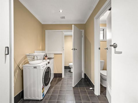 Eagle Bay Beach House - 300m To The Beach! - Accommodation QLD 4