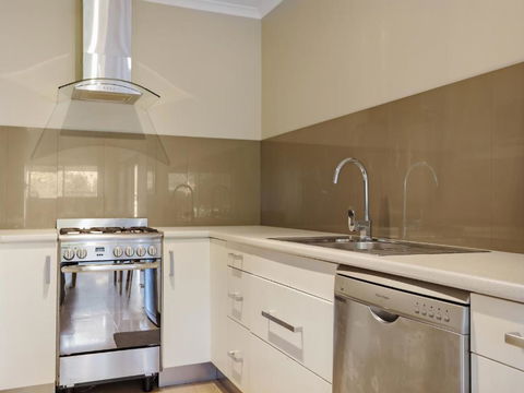 Eagle Heights Holiday Units - Accommodation QLD 3