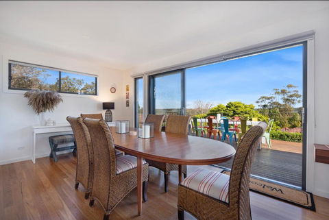 EAST52A - Lake Views - Accommodation QLD 3