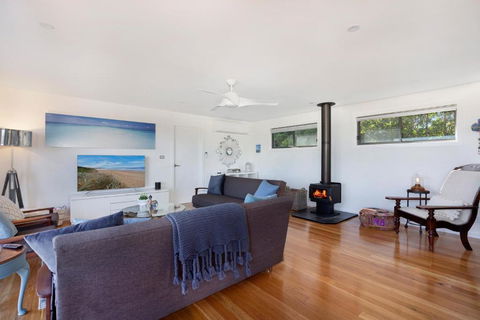 EAST52A - Lake Views - Accommodation QLD 1