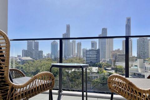 E.S. Surfers Paradise - Accommodation QLD 4