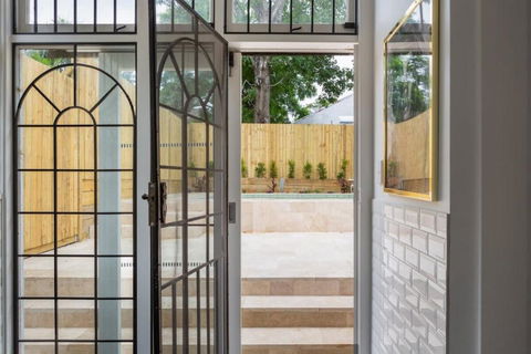 Elegant 3-Bed Heritage House With Swimming Pool - Accommodation QLD 3