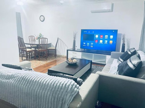 Elegant And Spacious Home + Gym - Accommodation QLD 0
