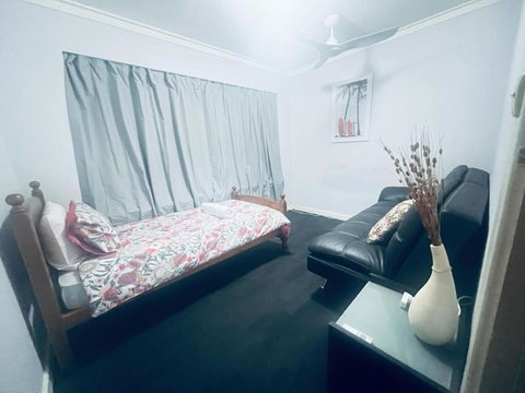 Elegant And Spacious Home + Gym - Accommodation QLD 4