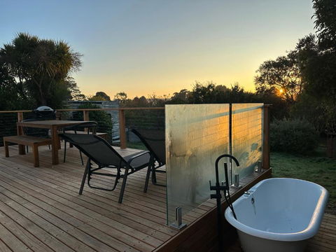 Enjoy A Renovated Retreat With Outdoor Bath - Accommodation QLD 0