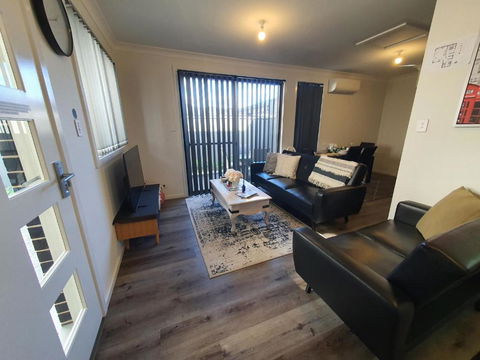 Entire 2br, Hideaway - Accommodation QLD 4