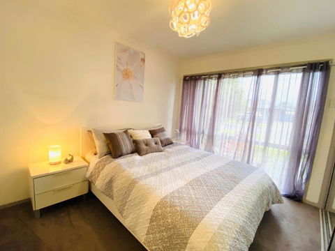 ENTIRE HOME IN WERRIBEE,BEST POSSIBLE LOCATION YOU CAN FIND - Accommodation QLD 3