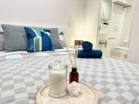 ES2410-2Bed 2Bath Vision Apt With Balcony, Pool & Gym - Accommodation QLD 0