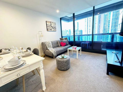 ES2410-2Bed 2Bath Vision Apt With Balcony, Pool & Gym - Accommodation QLD 4