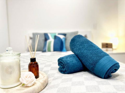 ES2410-2Bed 2Bath Vision Apt With Balcony, Pool & Gym - Accommodation QLD 2