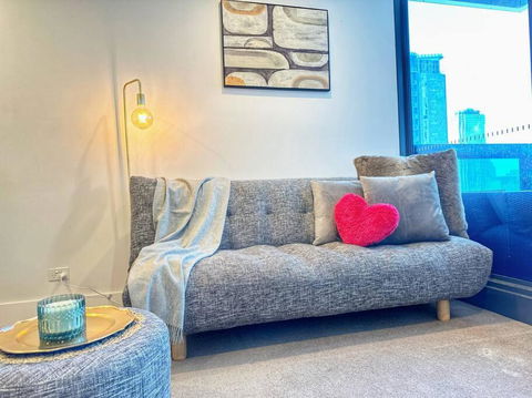ES2410-2Bed 2Bath Vision Apt With Balcony, Pool & Gym - Accommodation QLD 1