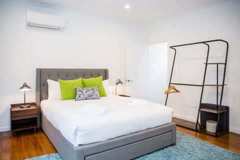 Esperanza Gardens - A Stylish Victorian Studio - Accommodation QLD 1