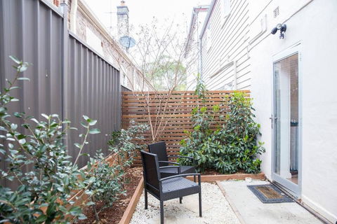 Esperanza Gardens - A Stylish Victorian Studio - Accommodation QLD 4