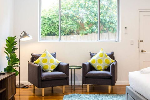 Esperanza Gardens - A Stylish Victorian Studio - Accommodation QLD 3