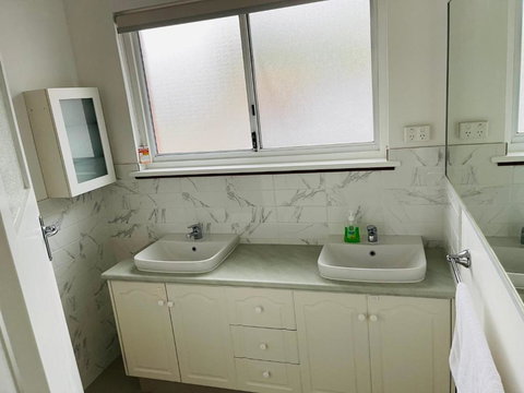 Executive Central Home - Accommodation QLD 2