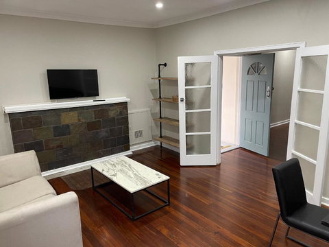 Executive Central Home - Accommodation QLD 3