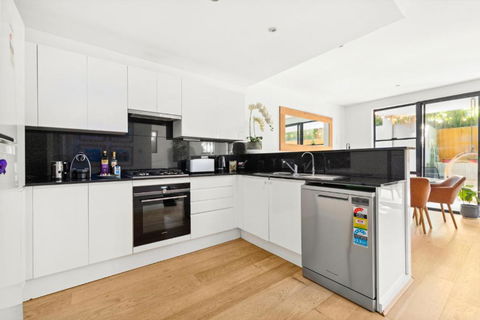 Fab Bondi 2-Bed With Courtyard & Alfresco Dining - Accommodation QLD 3