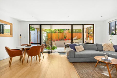 Fab Bondi 2-Bed With Courtyard & Alfresco Dining - Accommodation QLD 0