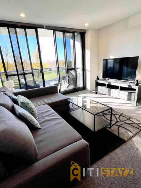 Fab In Phillip - 2bd 2bth Apt - Close To CBR Hospital - Accommodation QLD 4