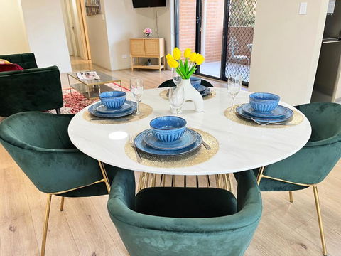 Fabulous 2 Bedroom Apartment, Secured Free Parking - Accommodation QLD 4