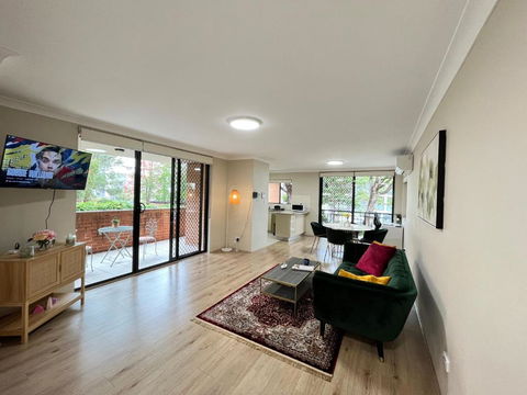 Fabulous 2 Bedroom Apartment, Secured Free Parking - Accommodation QLD 0