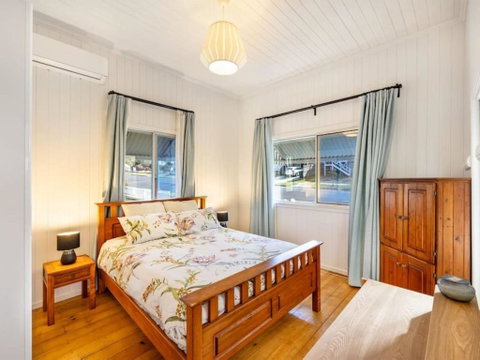 Family Friendly Cozy 4BR House At Annerley - Accommodation QLD 3