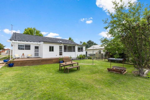 Family Home In East Orange - Cosy & Spacious - Accommodation QLD 3
