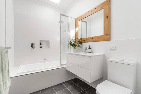 Family Home In East Orange - Cosy & Spacious - Accommodation QLD 2